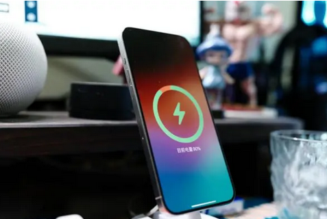 鄱阳苹果15换屏服务分享用什么充电器给iPhone15充电更好 